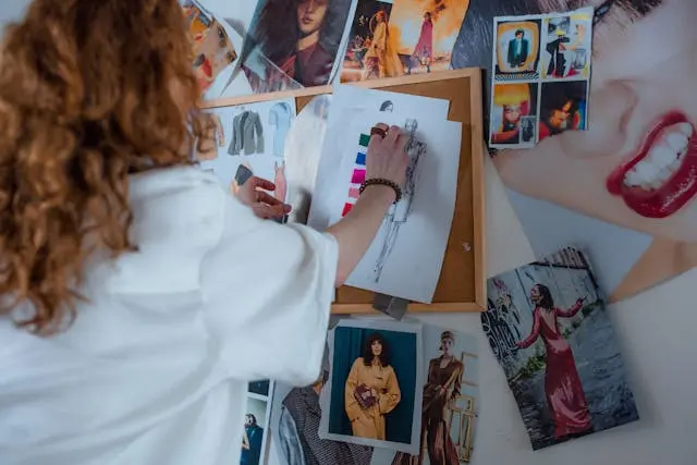 mujer en una pizarra haciendo un moodboard