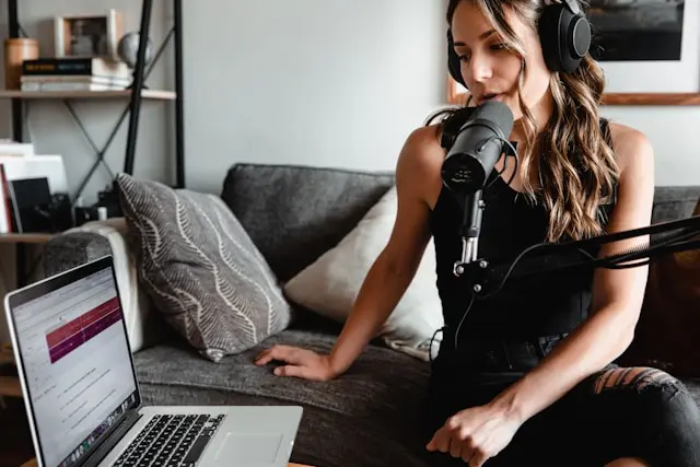 mujer haciendo un podcast