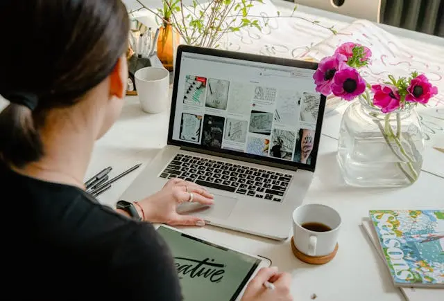 mujer frente a laptop