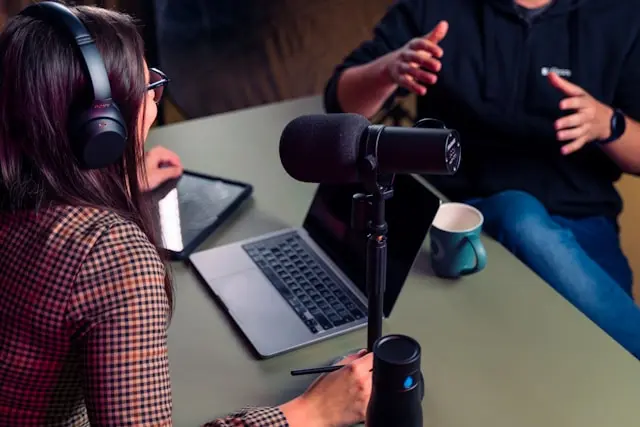 escuchar un podcast de emprendimiento