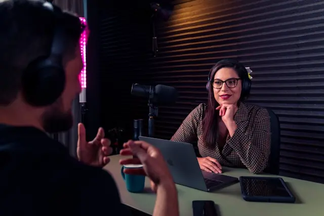 mujer y un hombre en un podcast de emprendimiento