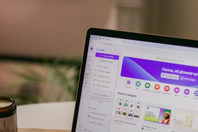 laptop con la web de Canva