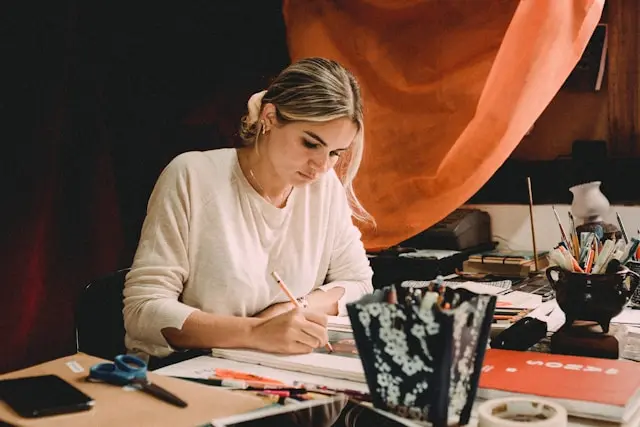 mujer trabajando en escritorio