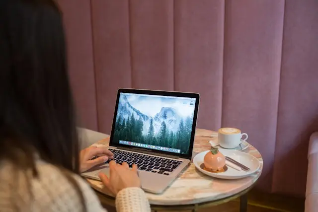 mujer viendo tours en laptop
