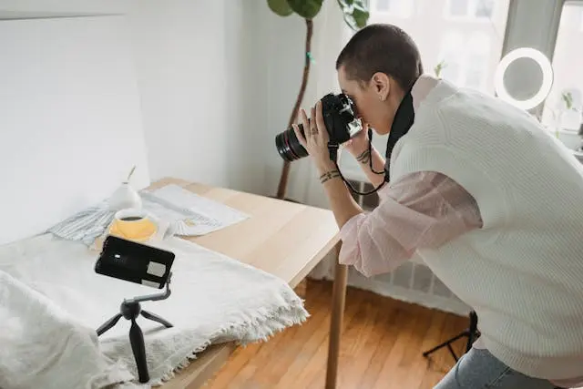 persona fotografiando material para compartir