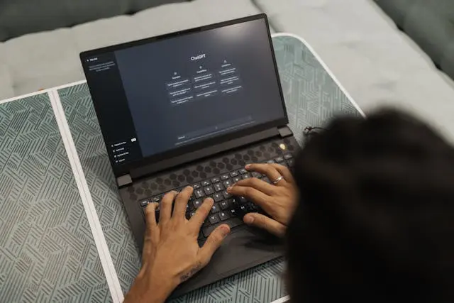 una persona frente a una laptop buscando en chatgpt