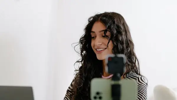 mujer frente a un celular