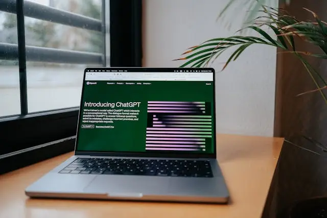 una laptop con la web de chatgpt